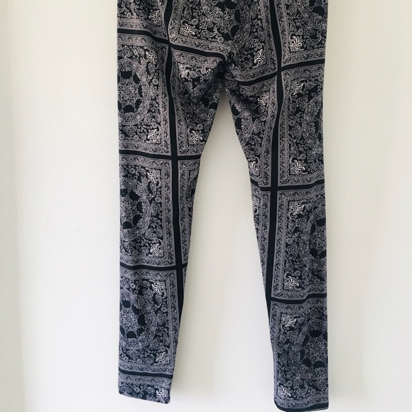 Patterned Black and White Leggings - Picture 2 of 3